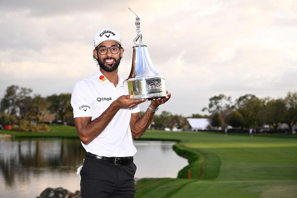 Akshay Bhatia holding trophy