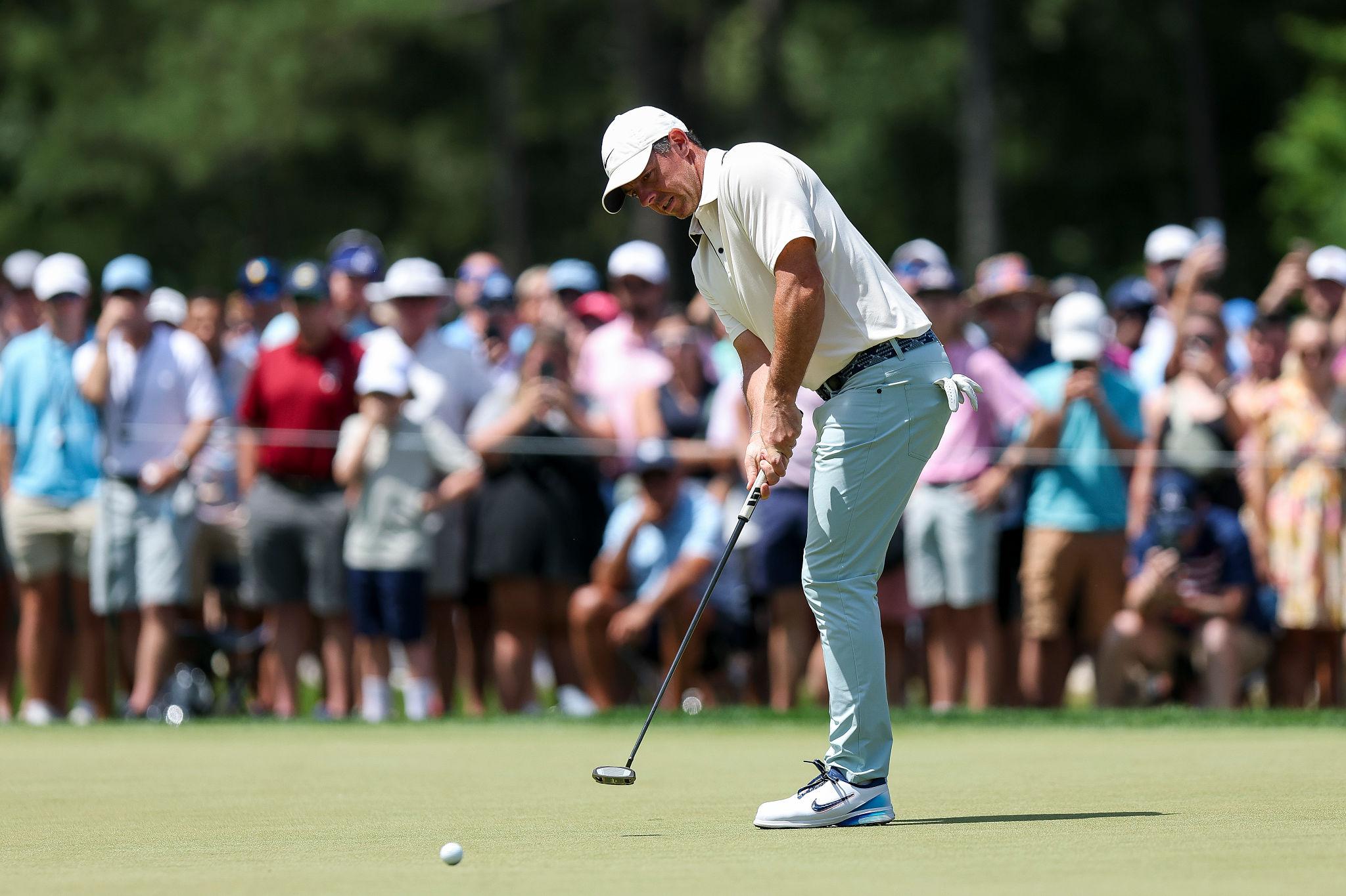 rory mcilroy making a put