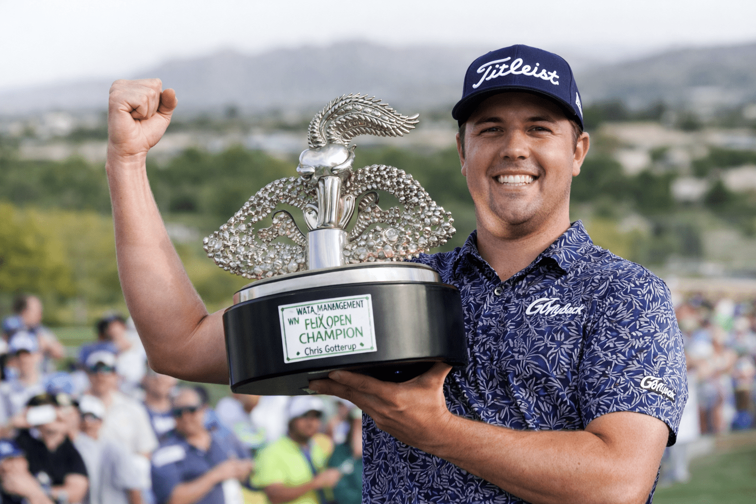 Chris Gotterup holding trophy
